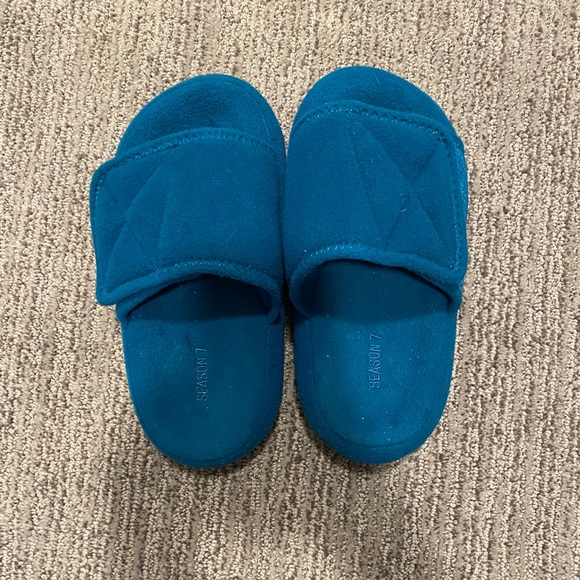 Yeezy Shoes - Season 7 Slides